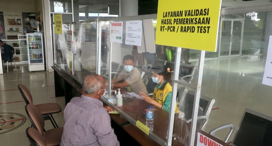 Bandara Juwata Siapkan Dua Meja untuk Screening dan Validasi Data SIKM Penumpang Pesawat