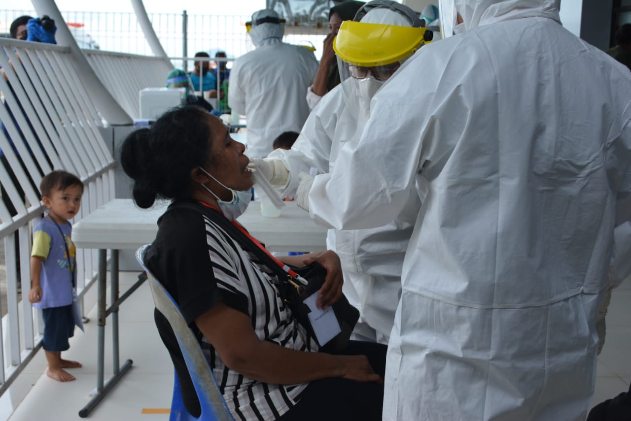 pemeriksaan-swab-pcr-pmi-deportant-asal-malaysia-di-pelabuhan-tunon-taka.jpg