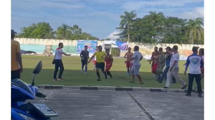 Viral, Pertandingan Sepak Bola Tarkam di Malinau Ricuh, Wasit jadi Bulan-bulanan