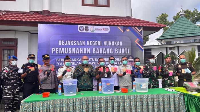 pemusnahan-barang-bukti-dari-47-perkara-di-Nunukan.jpg