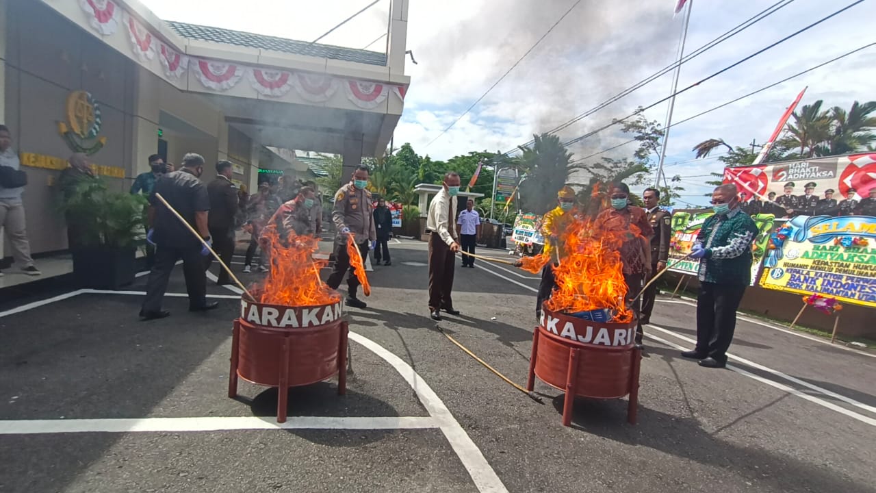 pemusnahan-barang-bukti-di-kejari-tarakan-22072022.jpg