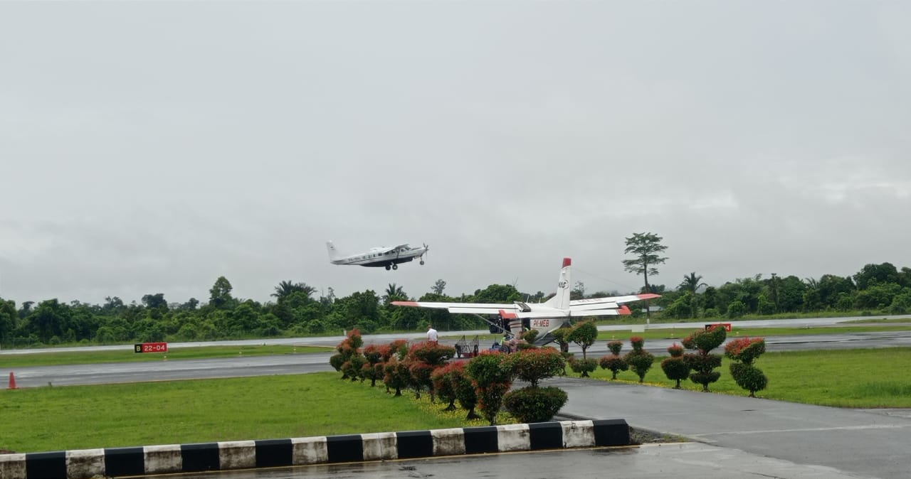 pengiriman-vaksin-dan-logistik-penanganan-covid-19-dari-bandara-kol-ra-bessing-malinau-stkek.jpg