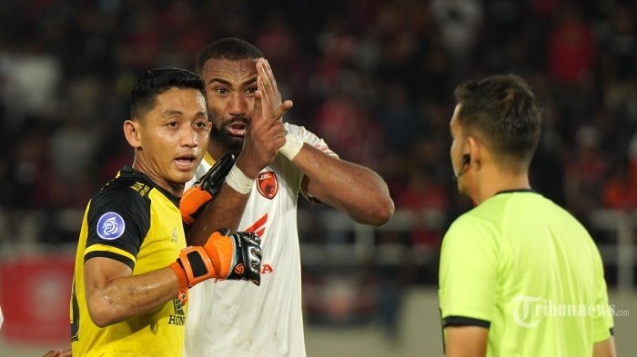 penjaga-gawang-psm-makassar-reza-arya-pratama-kiri.jpg
