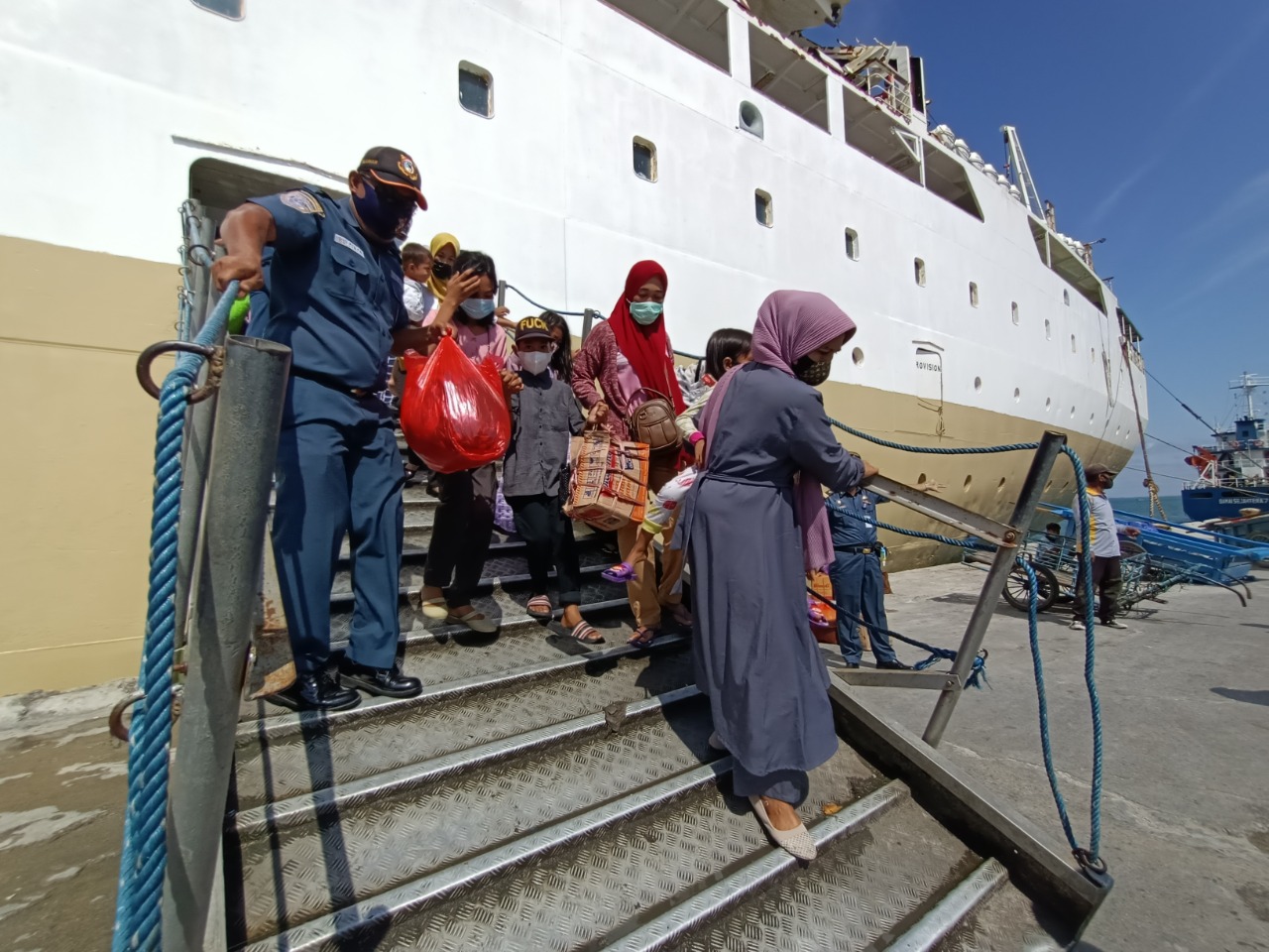 penumpang-di-pelabuhan-malundung-01-130122.jpg