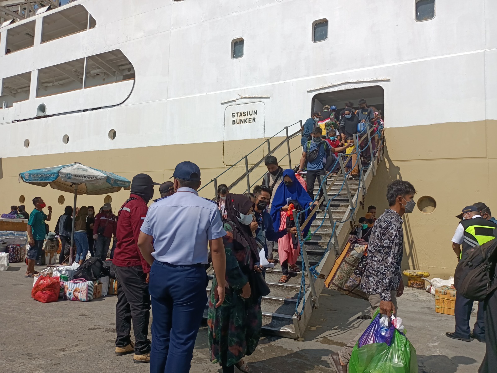 penumpang-kapal-pelni-19042023.jpg