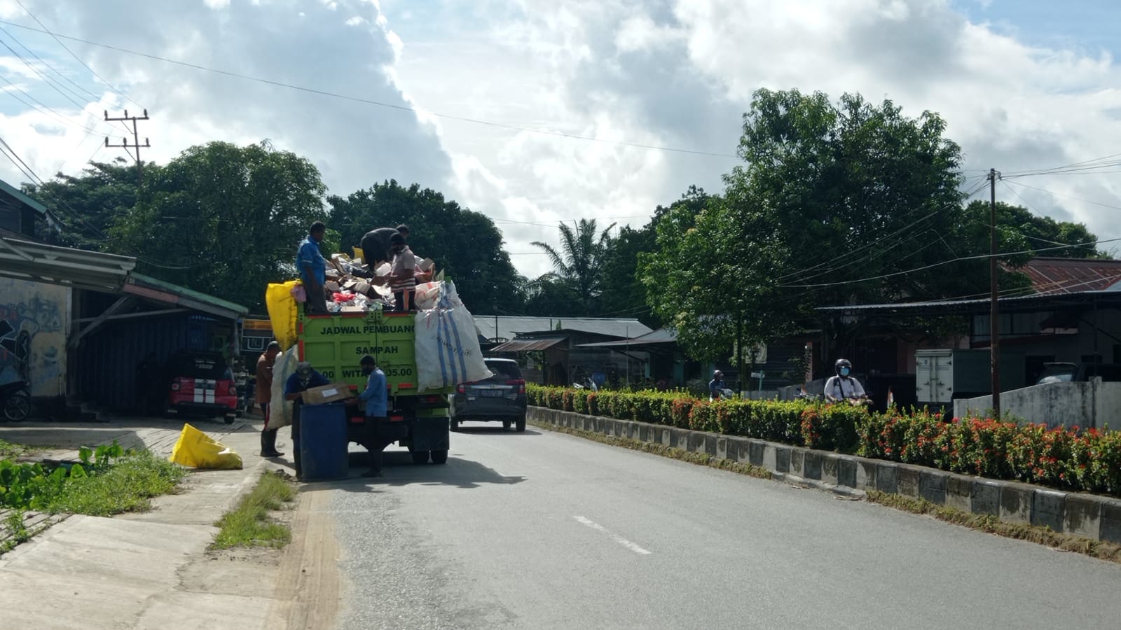petugas-kebersihan-mengangkut-sampah-jdn.jpg