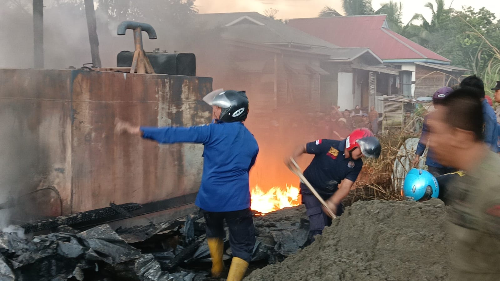 Sejam Proses Pemadaman Kebakaran Kios BBM di Malinau Kota, Petugas Kesulitan Mengendalikan Api