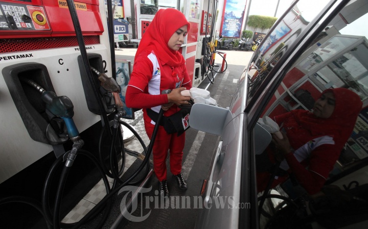 petugas-melakukan-pengisian-bahan-bakar-minyak-bbm.jpg