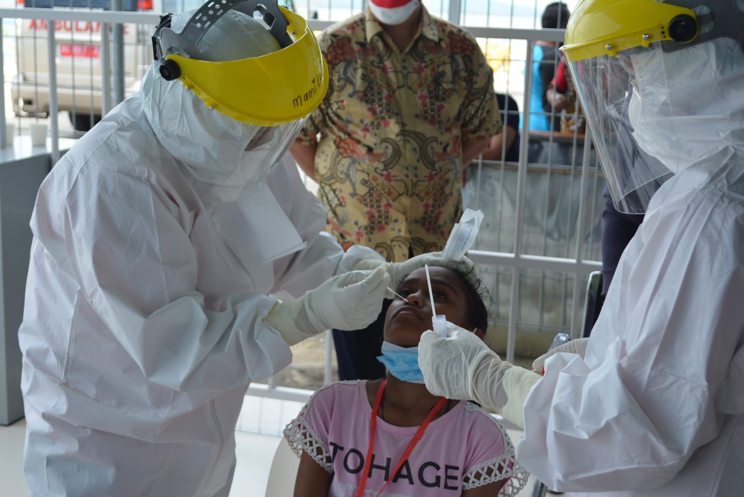 petugas-melakukan-swab-pcr-terhadap-pmi-deportan-asal-malaysia-sjej.jpg