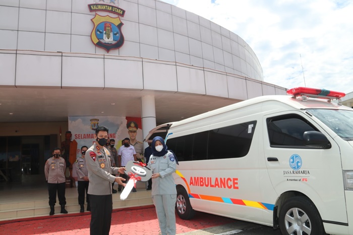 peyerahkan-bantuan-berupa-kendaraan-ambulans-kepada-polda-kaltara.jpg