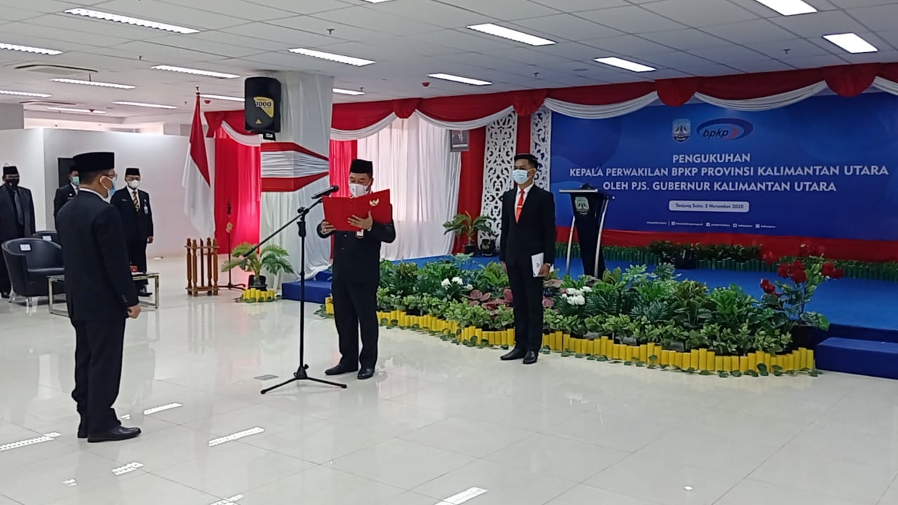 pjs-gubernur-kaltara-teguh-setyabudi-saat-mengukuhkan-kepala-bpkp-kaltara-rusdy-sofyan-031120.jpg