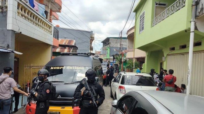polisi-geledah-rumah-terduga-pelaku-teror-di-makassar-29032021.jpg
