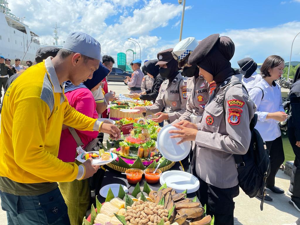 Peringati May Day, Polres Nunukan Beri Tumpeng ke Buruh TKBM di Dermaga Pelabuhan Tunon Taka