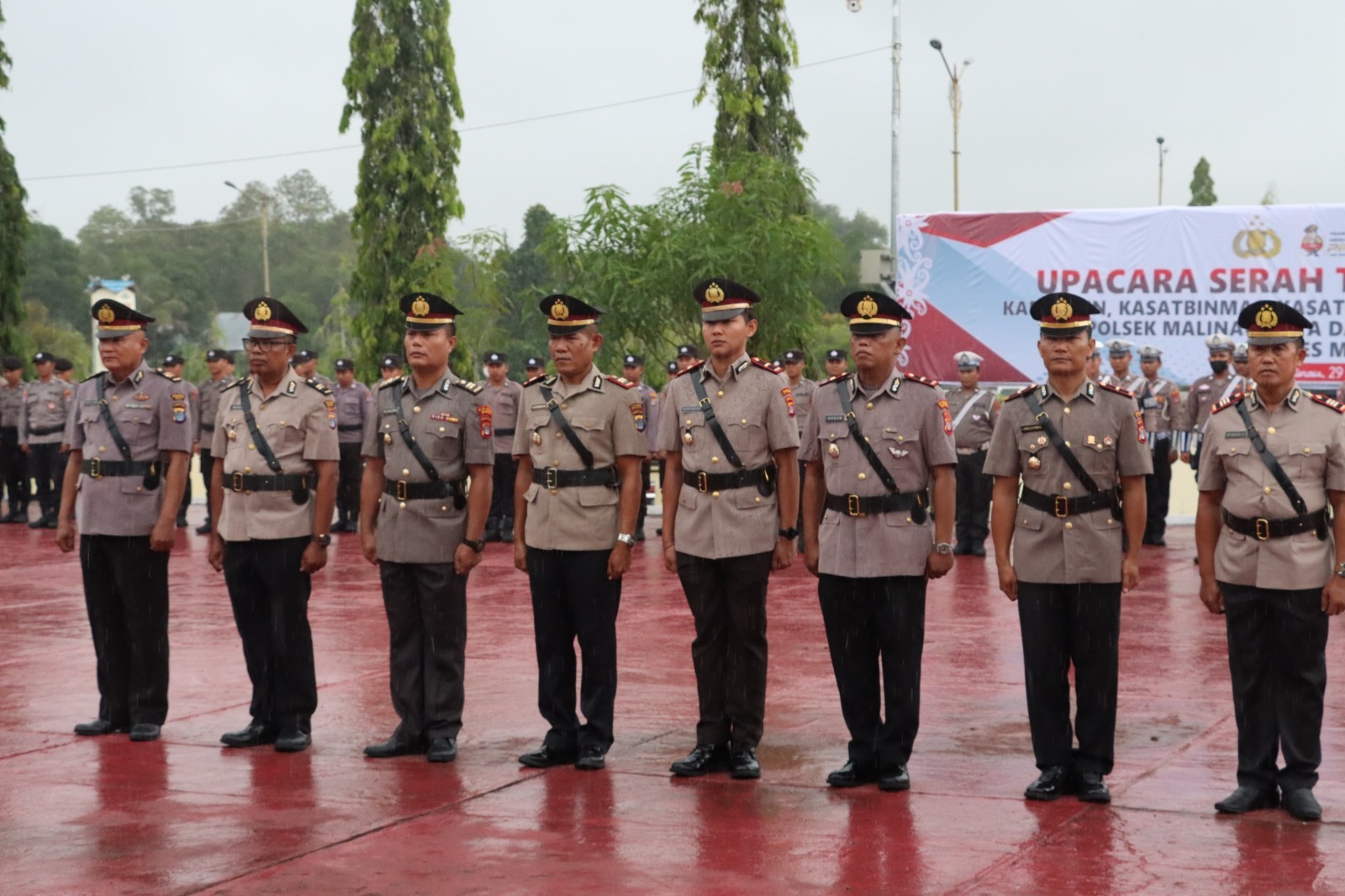 prosesi-serah-terima-jabatan-7-pejabat-polres-malinau-diguyur-hujan-srhe.jpg
