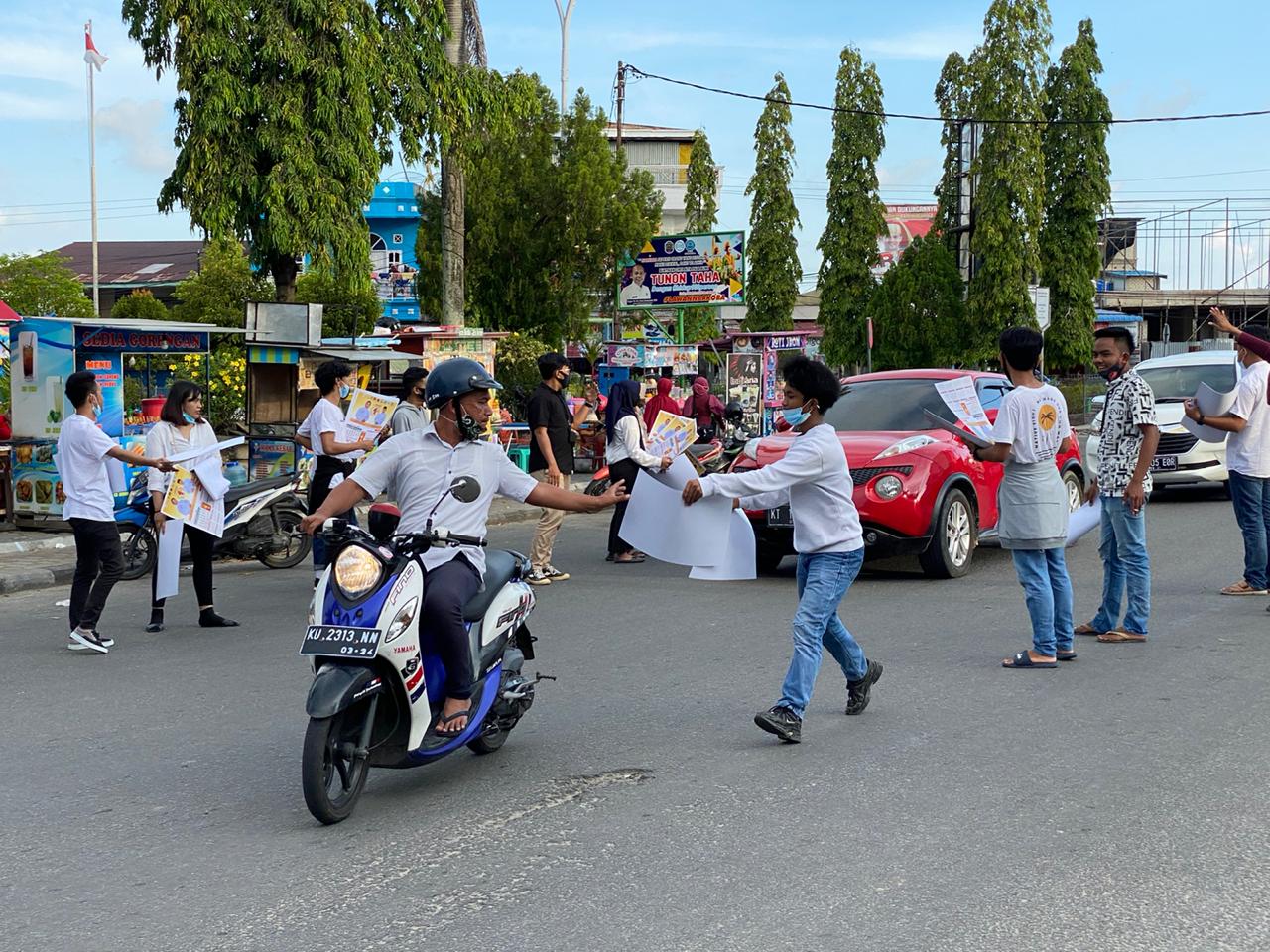 relawan-millenial-amanah-saat-aksi-bagi-bagi-kalender-2021-di-alun-alun-nunukan-191120.jpg