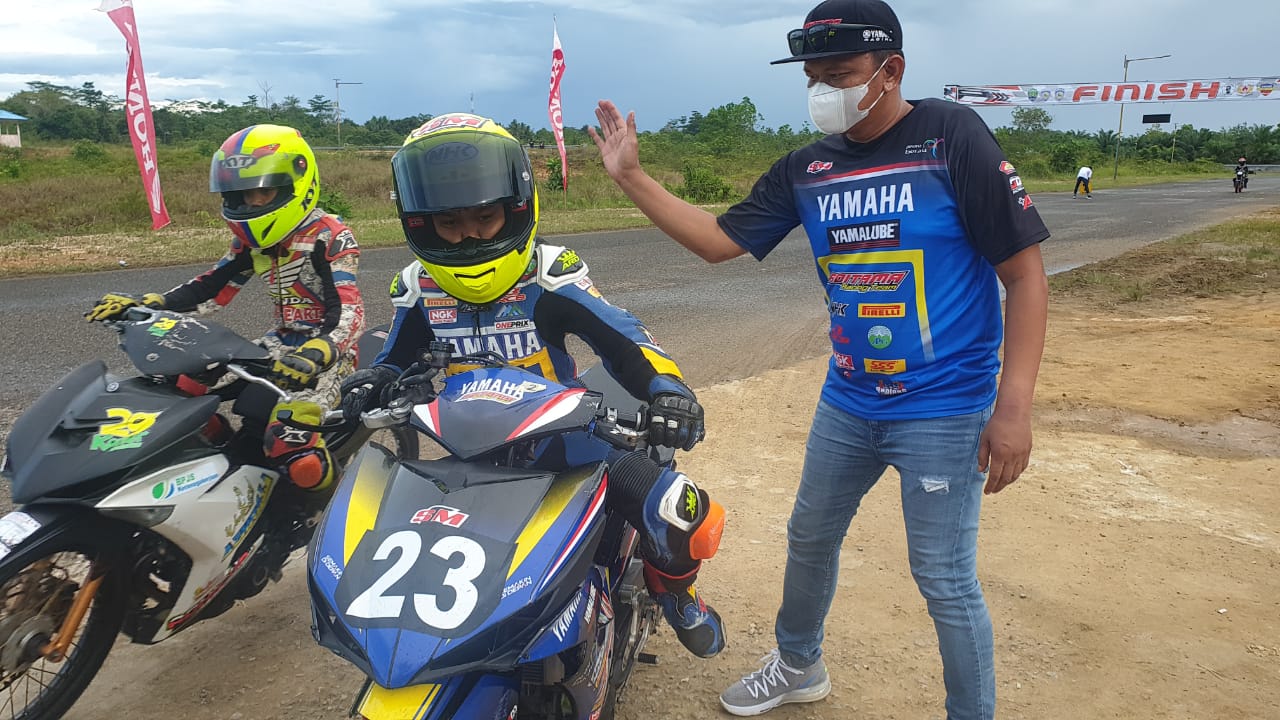 rizal-di-gonceng-sabian-9-saat-juara-1-ikuti-balap-motor-open-race-rh.jpg