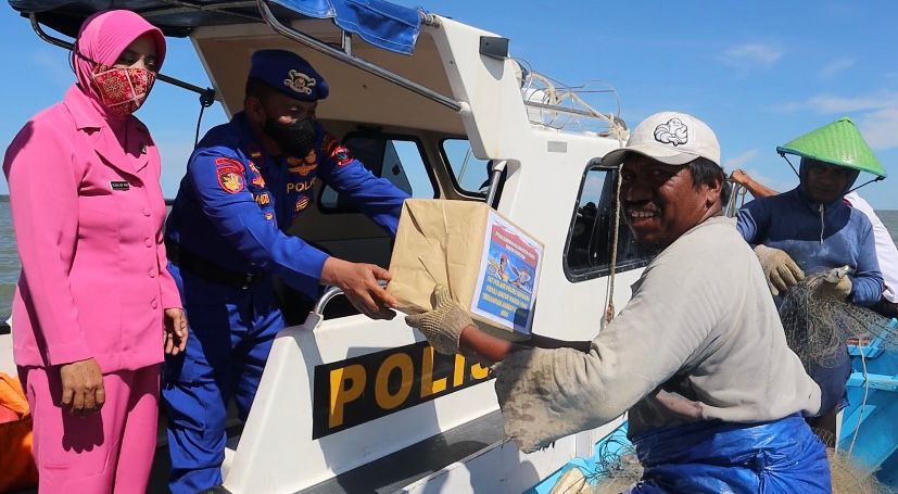 sat-polair-polres-nunukan-bersama-bhayangkari-memberikan-bantuan-sembako-shd.jpg