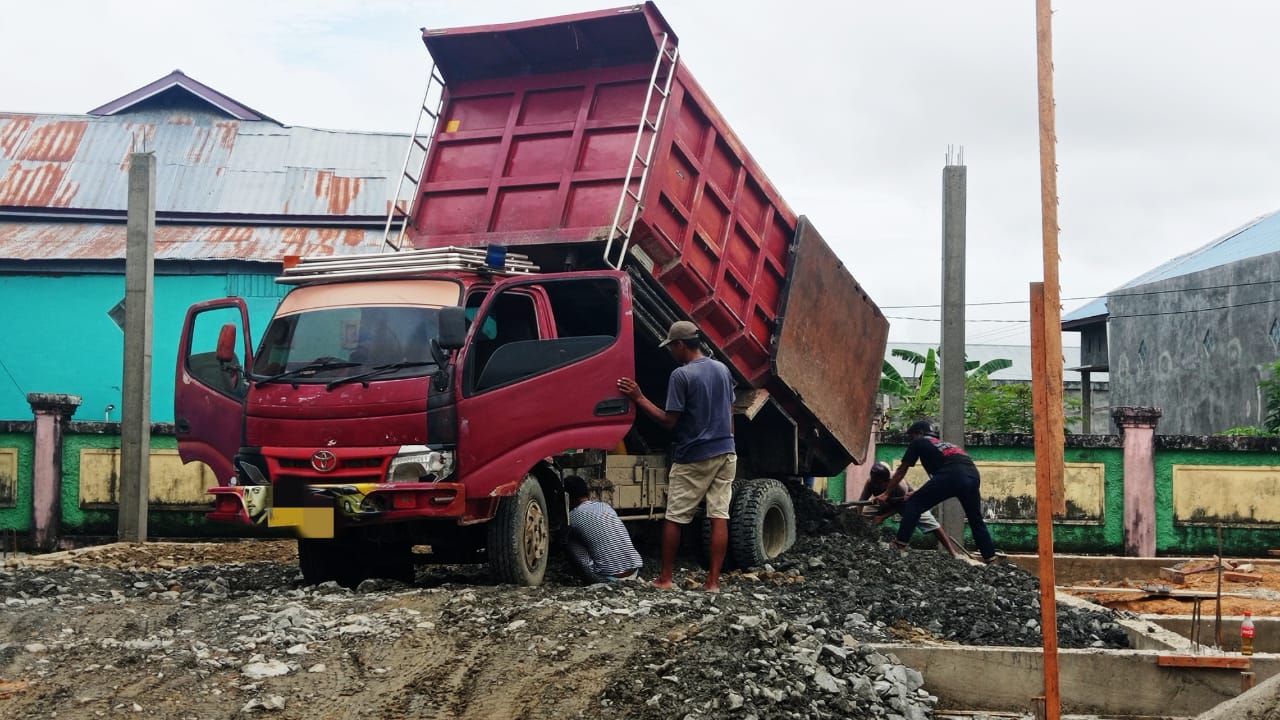 sejumlah-pekerjaburuh-sedang-melakukan-pekerjaan-kontruksi.jpg