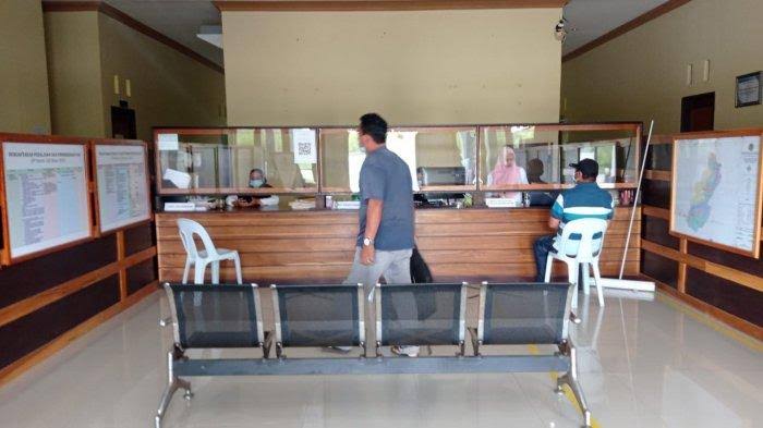 sejumlah-warga-sedang-mengurus-keperluan-administrasi-di-bpn-malinau.jpg