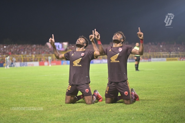 selebrasi-yakob-sayuri-kanan-dan-yance-sayuri-di-stadion-kanjuruhan-malang.jpg