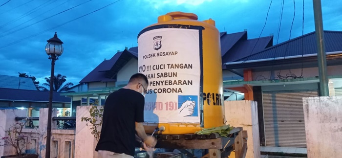 seorang-warga-tana-tidung-saat-menerapkan-protokol-kesehatan-26082021.jpg
