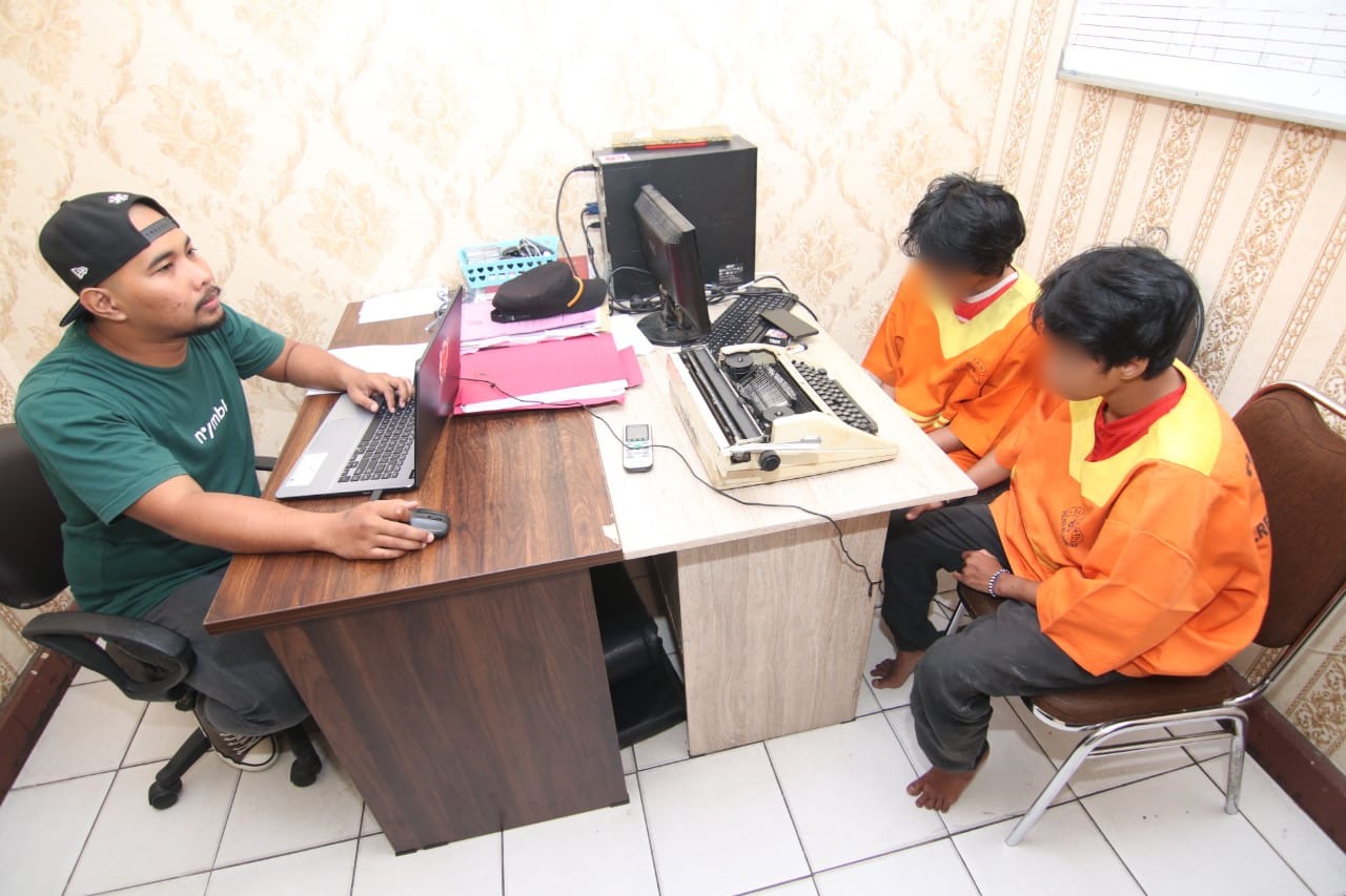 Ngaku Stres Kerap Dimarahi Kakak, Sepasang Saudara Kembar di Balikpapan Pakai Sabu di Toilet Masjid