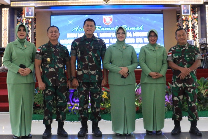 Ota qizini oshxonada sikayapti