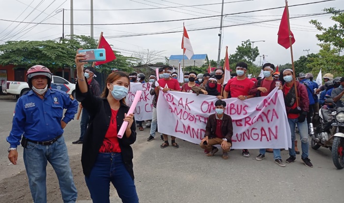 suasana-unjuk-rasa-menolak-uu-cipta-kerja-di-tanjung-selor-08102020_2.jpg