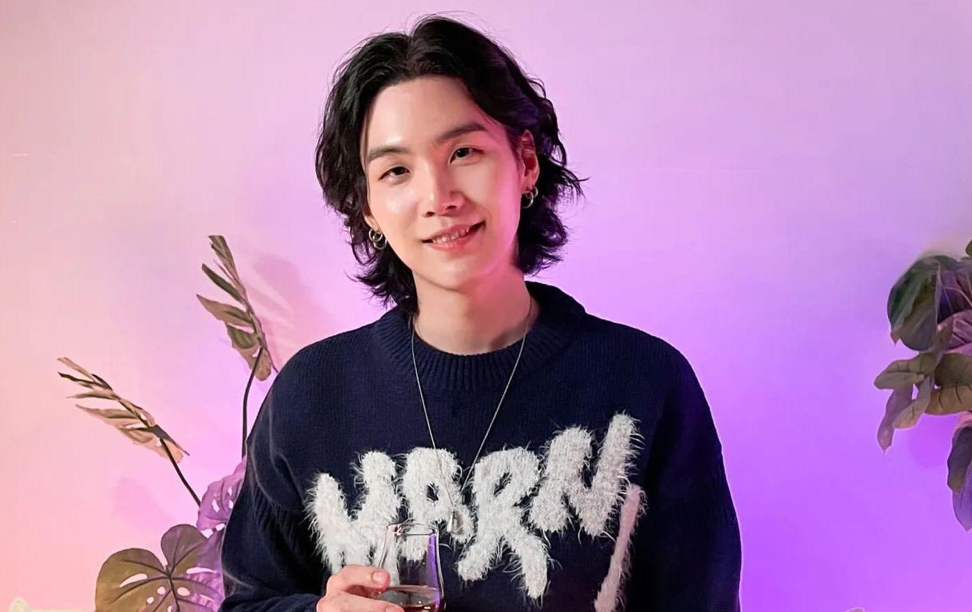 Potret Santai Suga BTS Terbang ke Jakarta dengan Celana Pendek dan Sandal Disorot ARMY Indonesia