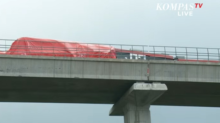 tabrakan-kereta-lrt-jabodebek-251021.jpg