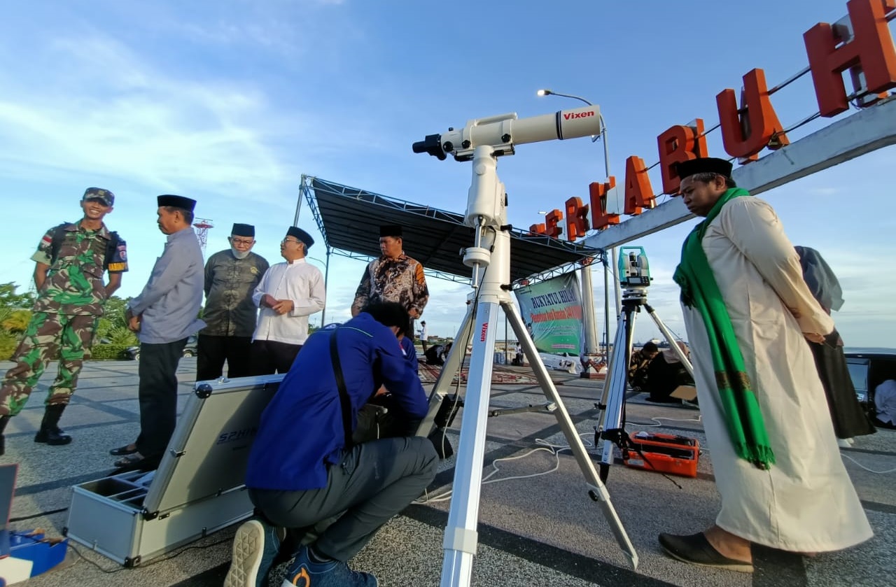 tampak-persiapan-panitia-pemantau-kegiatan-rukyatul-hilal-di-taman-berlabuh-tjy.jpg