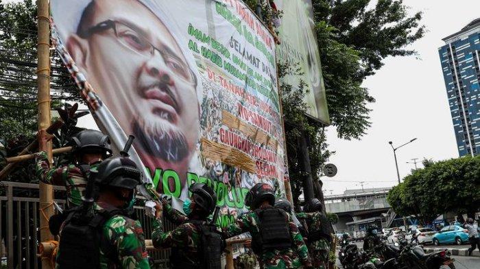 tni-tampak-menurunkan-baliho-bergambar-imam-besar-fpi-habib-rizieq-shihab-201120.jpg