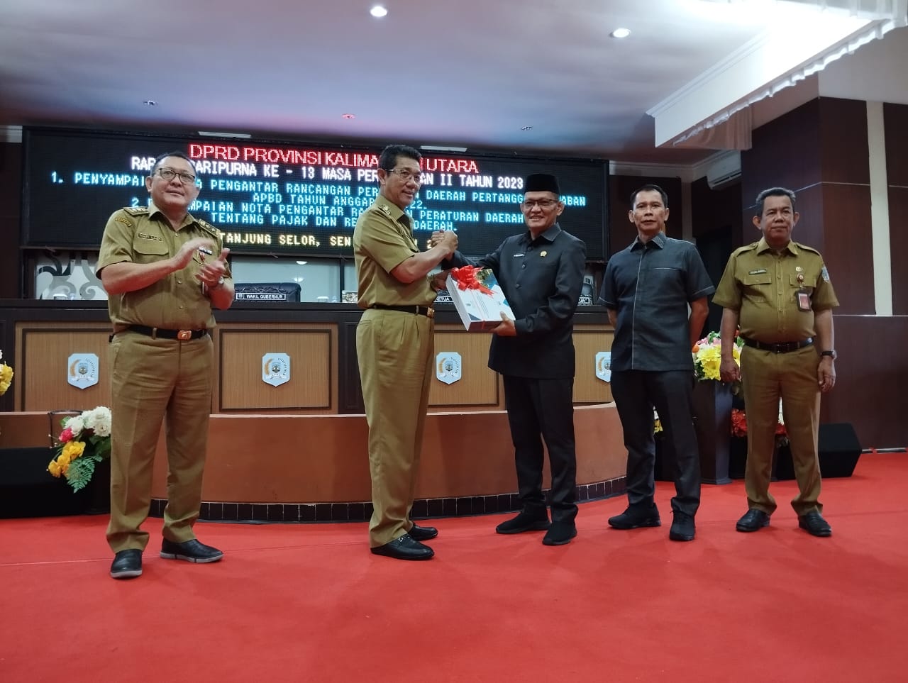 wagub-kaltara-serahkan-raperda-retribusi-daerah-26062023.jpg