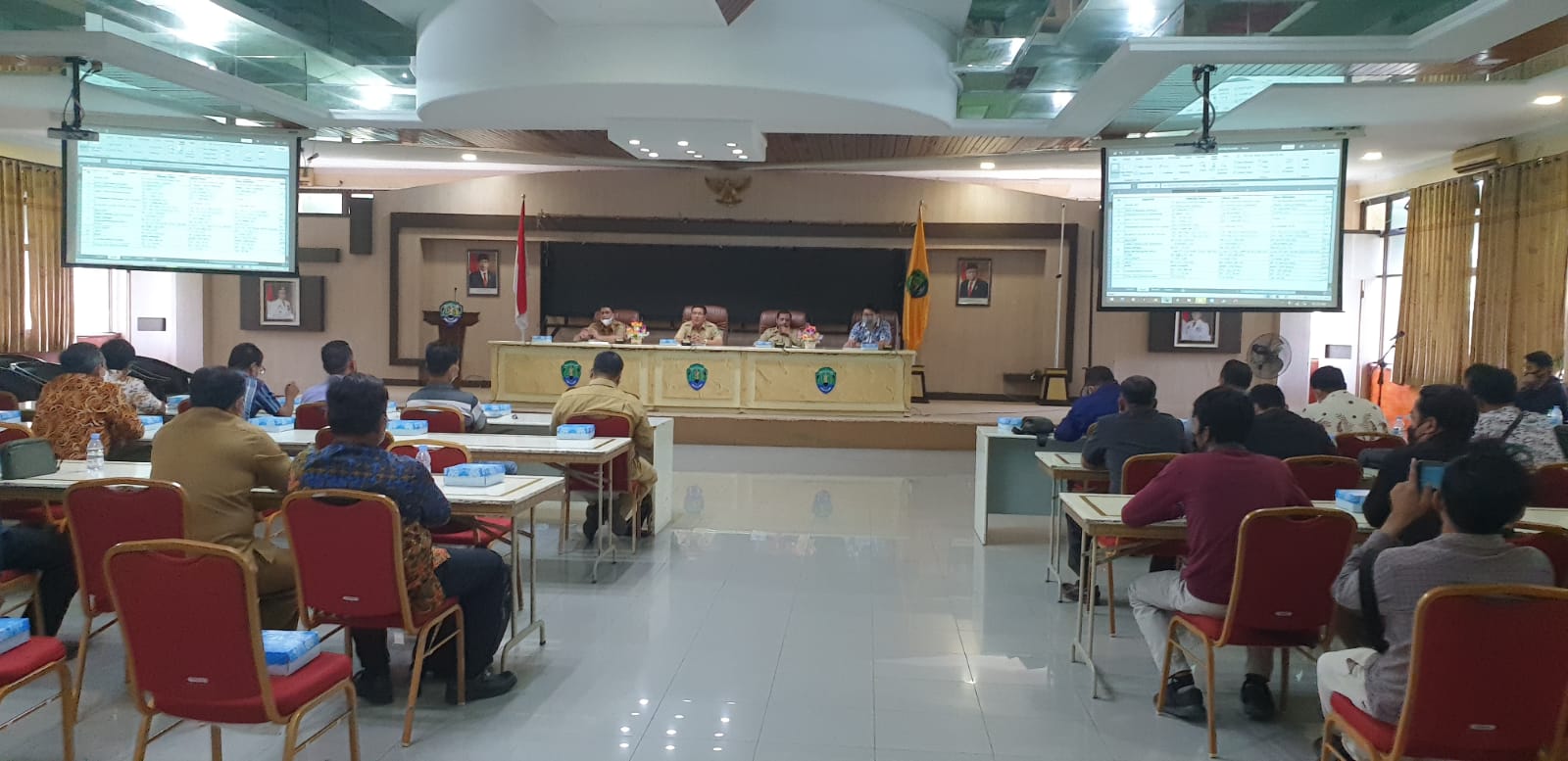 wakil-bupati-ingkong-ala-pimpin-rapat-pembinaan-kelapa-sawit-shwgew.jpg