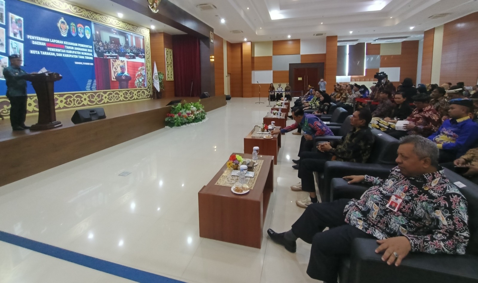 wali-kota-tarakan-drhkhairul-mkes-saat-menyerahkan-lkpd-rhtj.jpg