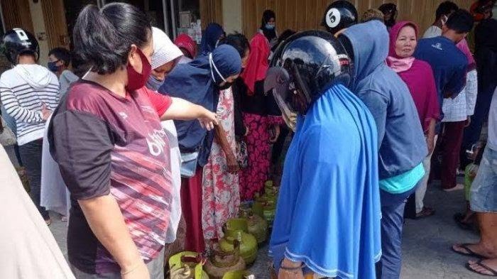 warga-nunukan-antre-lpg-3-kg-14022023.jpg