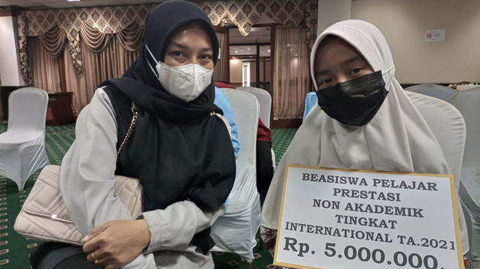 zalfa-irdina-muslim-11-bersama-sang-ibu-seusai-menerima-beasiswa-nunukan-cerdas.jpg