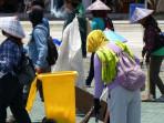 20251023-Petugas-kebersihan-DLH-Malinau-membersihkan-area-Alun-alun-Irau.jpg