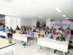 54-peserta-mengikuti-tahap-penulisan-dan-penyampaian-makalah.jpg