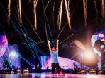 Aksi-Coldplay-saat-hibur-ribuan-penonton-di-konser-di-Stadion-GBK-Jakarta.jpg