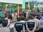 Aksi-demo-mahasiswa-di-depan-DPRD-Bulungan-191125.jpg