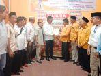 Andi-Sulaiman-dan-relawan-tim-Batman-kembalikan-formulir-pendaftaran-ke-partai-Hanuran.jpg