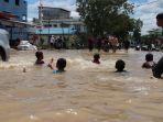 Banjir-di-Bulungan-anak-anak-renang-01-19052025jpg.jpg