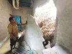 Bernadus-pemilik-rumah-yang-mengalami-longsor-di-RT-15-Kelurahan-Karang-Anyar-Kota-Tarakan.jpg