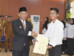 Bupati-Bulungan-Syarwani-menyerahkan-SK-PPPK-300925.jpg