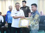 Bupati-Bulungan-Syarwani-menyerahkan-penghargaan-kepada-warga-tdh.jpg