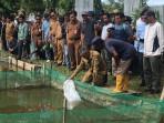 Bupati-Malinau-saat-memberikan-bantuan-usaha-etjhry.jpg