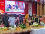 Bupati-Nunukan-Irwan-Sabri-berikan-potongan-tumpeng-kepada-Ketua-DPRD-Nunukan-121025.jpg