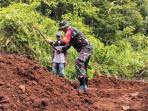Dansatgas-cangkul-Tanah-di-TMMD-01-24102025jpg.jpg