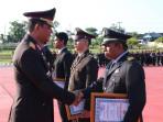 Djati-Wiyoto-Abadhy-memberikan-penghargaan-kepada-27-orang.jpg